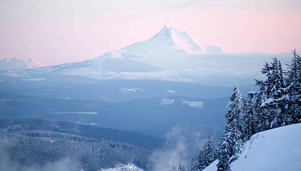 istock Mt Jefferson Three Sisters North Cascades Oregon Mountain Range 541836808