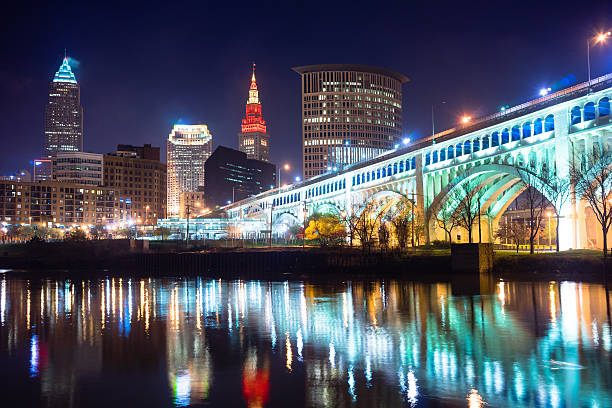 El centro de la ciudad de horizonte de la ciudad de Cleveland, Ohio, río Cuyahoga - foto de stock