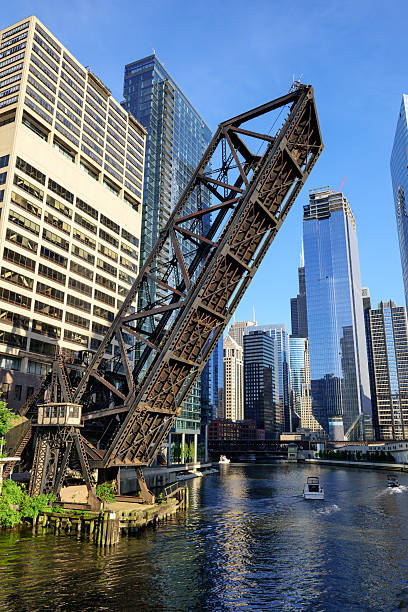 kinzie rue du pont de la ligne ferroviaire, à chicago - kinzie street railroad bridge photos et images de collection