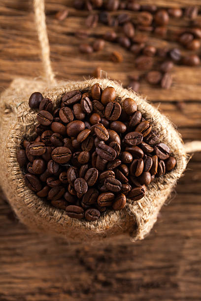 コーヒー豆麻袋 - coffee bean coffee crop sack pouring ストックフォトと画像