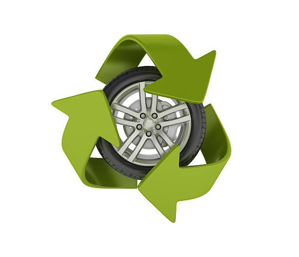 ruota dell'auto con icona di riciclo su sfondo bianco - tire recycling recycling symbol transportation foto e immagini stock