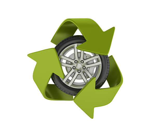 колесо автомобиля с иконой рециркуляции на белом фоне - tire recycling recycling symbol transportation стоковые фото и изображения