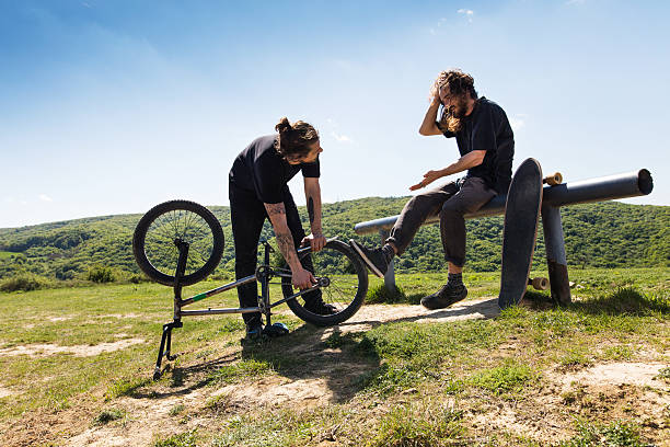 é a infelicidade, com bicicleta bmx na natureza! - acidente evento relacionado com o transporte - fotografias e filmes do acervo