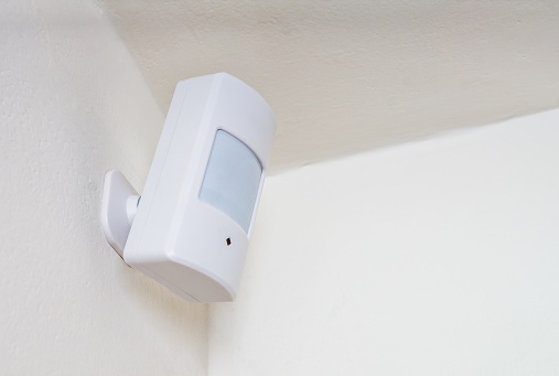 Sensor de movimiento o detector para sistema de seguridad montado en pared. photo