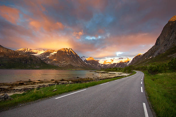 la carretera de fiordos más hermosa del norte de noruega - sol de medianoche fotografías e imágenes de stock