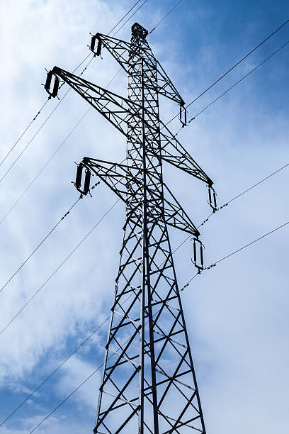 Silueta de electricidad pylons - foto de stock