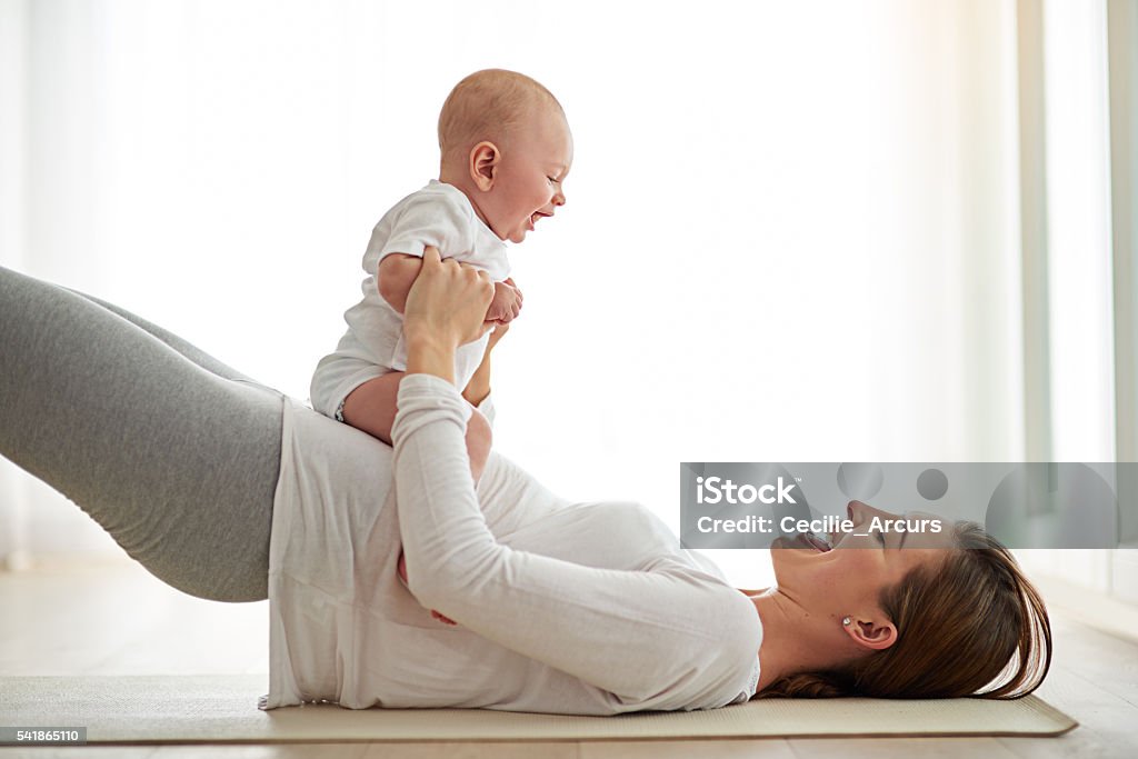 Se lier avec bébé tout en se remettant en forme - Photo de Yoga libre de droits