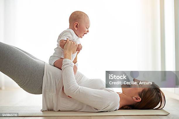 Photo libre de droit de Se Lier Avec Bébé Tout En Se Remettant En Forme banque d'images et plus d'images libres de droit de Yoga - Yoga, Nouveau-né, Intérieur de maison