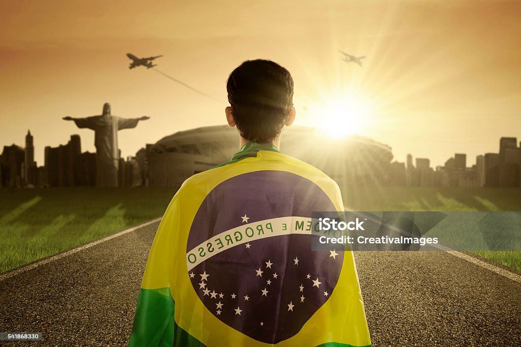 Homem com bandeira do Brasil na estrada - Foto de stock de Brasil royalty-free