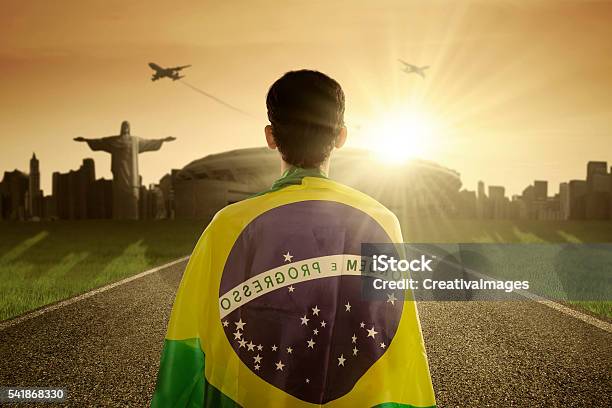 Foto de Homem Com Bandeira Do Brasil Na Estrada e mais fotos de stock de Brasil - Brasil, Bandeira, Povo Brasileiro
