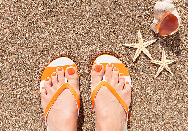 女性の足で砂浜 - flip flop human foot sand women ストックフォトと画像
