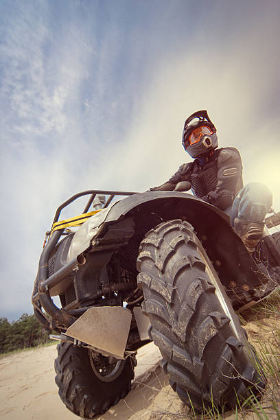 correr de quadriciclo é areia. - off road vehicle quadbike motocross desert - fotografias e filmes do acervo