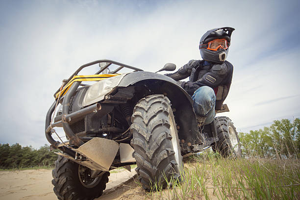 레이싱 atv는 모래입니다. - off road vehicle quadbike motocross desert 뉴스 사진 이미지