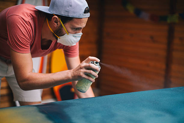 hombre trabajando con un diseño de la tabla de surf - craft adult blue busy fotografías e imágenes de stock