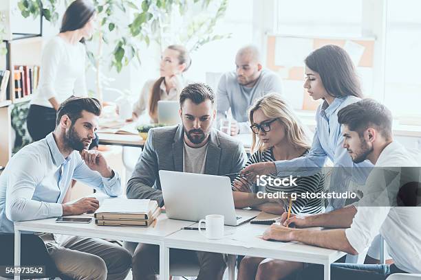 Foto de Concentração Total No Trabalho e mais fotos de stock de Escritório - Escritório, Computador, Reunião