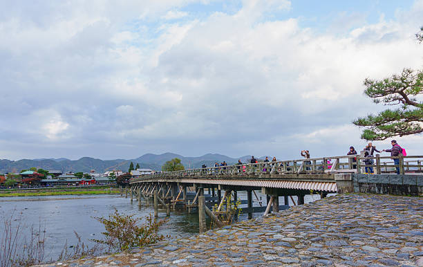 quioto, japão-de 3 de dezembro de 2015 : togetsukyo ponte arashiyama - togetsu kyo bridge - fotografias e filmes do acervo