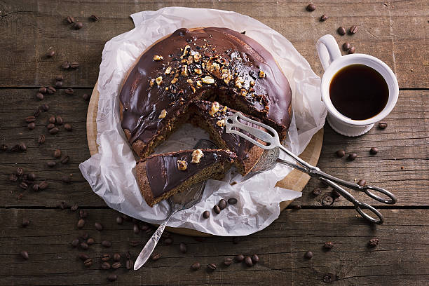 어두운 나무 배경에 초콜릿 케이크 - 커피 케이크 뉴스 사진 이미지