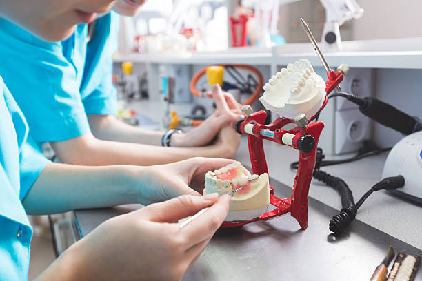 prótese laboratório, foco em próteses dentárias - dentures imagens e fotografias de stock