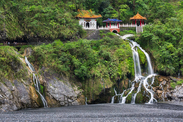 templo y cascada de changchun en el parque nacional de taroko - parque nacional de gorge taroko fotografías e imágenes de stock