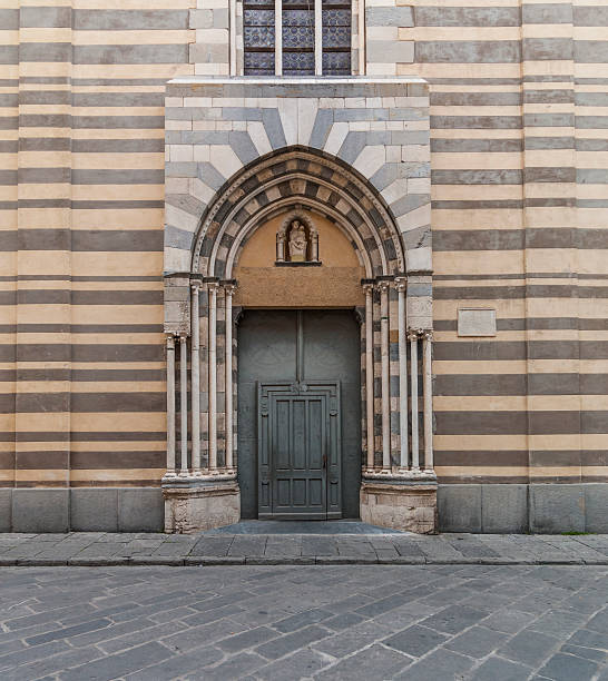 은 albenga (이탈리아). 퍼사드 및 도어를 캐서드럴 - italy albenga liguria tower 뉴스 사진 이미지