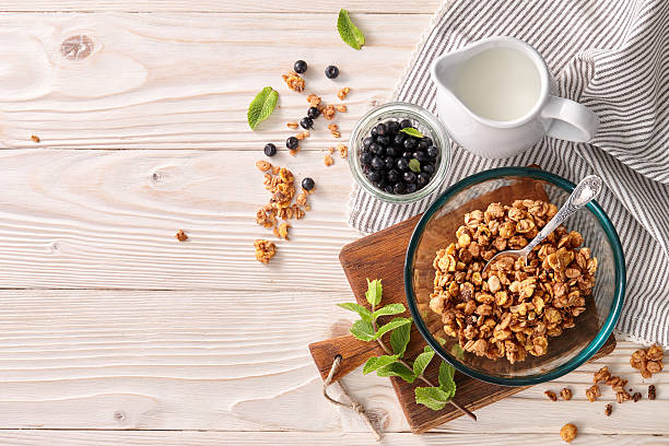 gesundes müsli-frühstück hintergrund - jar oatmeal granola glass stock-fotos und bilder