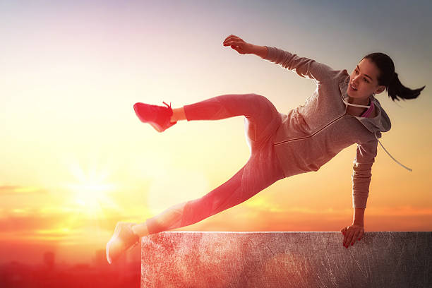 femme sportive en plein air - jumping women running vitality photos et images de collection