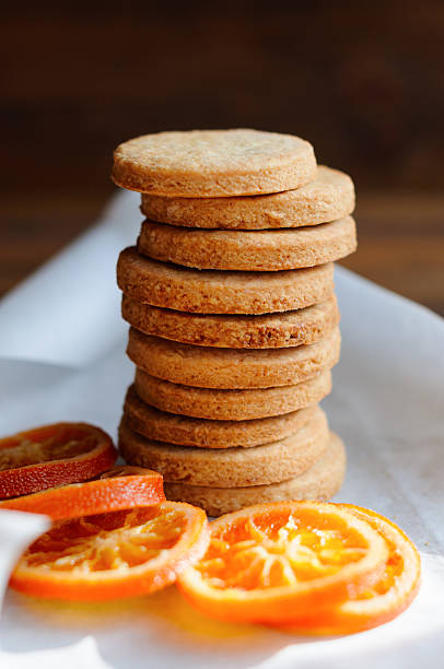 biscoitos de pão curto empilhados na mesa - undecorated - fotografias e filmes do acervo