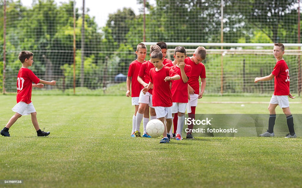 Les enfants s’entraînent au soccer - Photo de Enseigner libre de droits