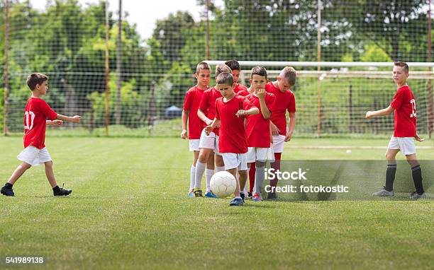 Photo libre de droit de Les Enfants Sentraînent Au Soccer banque d'images et plus d'images libres de droit de Enseigner - Enseigner, Exercice physique, Mode de vie sain