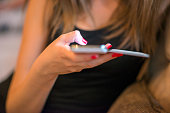 nahaufnahme-einer-frau-mit-mobile-smartphone.jpg?b=1&s=170x170&k=20&c=-T3t78x0idjc9Z8OlRPnntVTVYa-DqHjJD-wN_Wmo-U=
