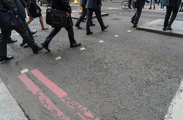 grande gruppo di persone a piedi sulla passerella, - london england on the move commuter rush hour foto e immagini stock