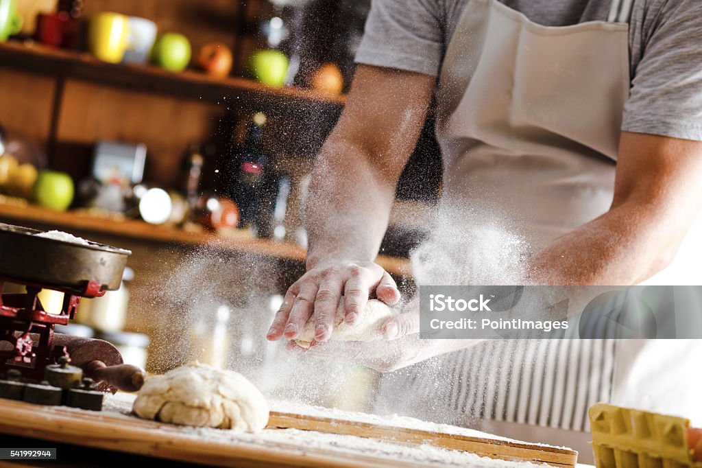 Primer plano de las manos de panadero macho amasando masa - Foto de stock de Panadero libre de derechos