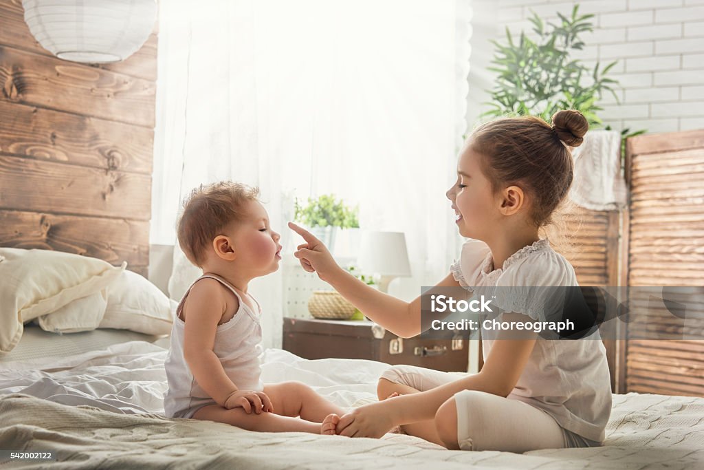 dos hermanas amorosas - Foto de stock de Bebé libre de derechos