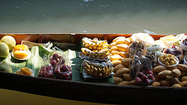 istock Damnoen Saduak Floating Market 542005350