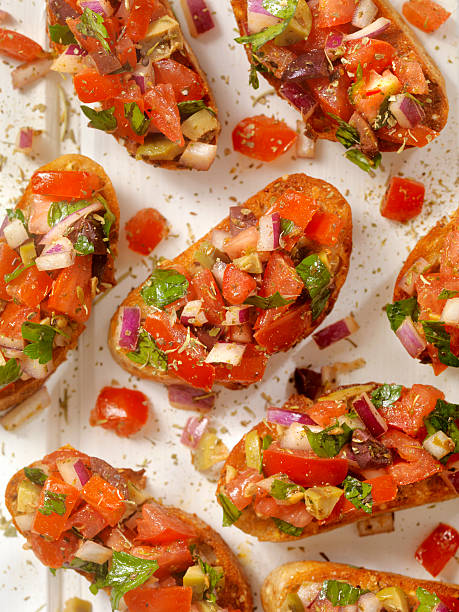 bruschetta auf getoastetem baguette - bruschetta stock-fotos und bilder