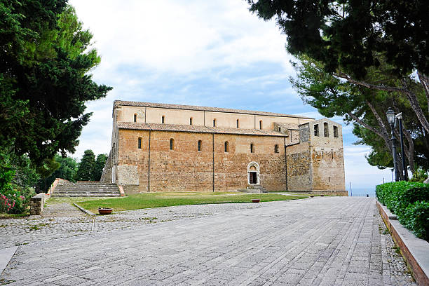 abbey of san giovanni in venere in fossacesia (italy) - giovanni boccaccio imagens e fotografias de stock
