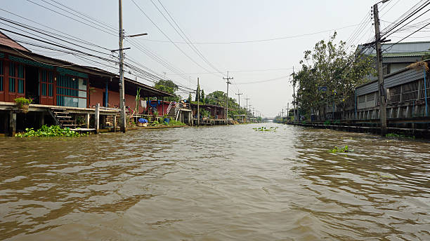 istock Damnoen Saduak Floating Market 542007374