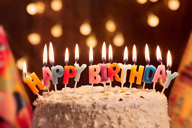 pastel de cumpleaños con velas, luces brillantes bokeh. celebración. - vela de cumpleaños fotografías e imágenes de stock