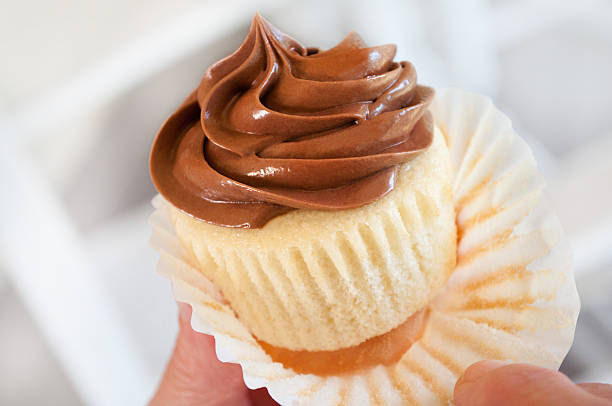 fotografii de stoc, fotografii și imagini scutite de redevențe cu cupcake delicios de vanilie cu glazură de ciocolată - chocolate icing