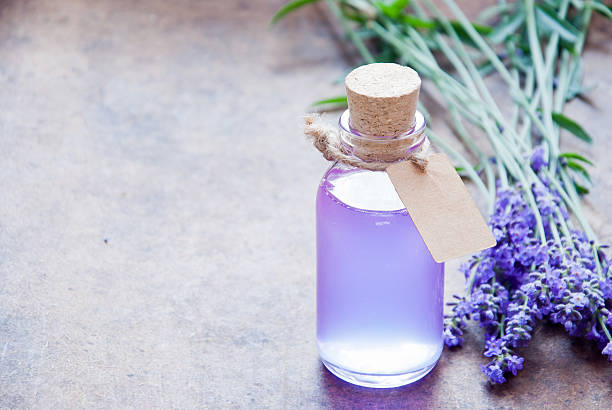 ароматерапия масла и лаванды - perfume стоковые фото и изображения
