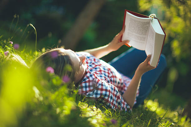 jeune femme lisant dans le jardin - beautiful student female beauty in nature photos et images de collection