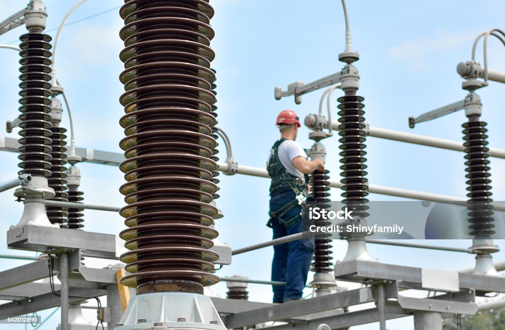 Elektriker arbeitet im Umspannwerk - Lizenzfrei Stromleitung Stock-Foto