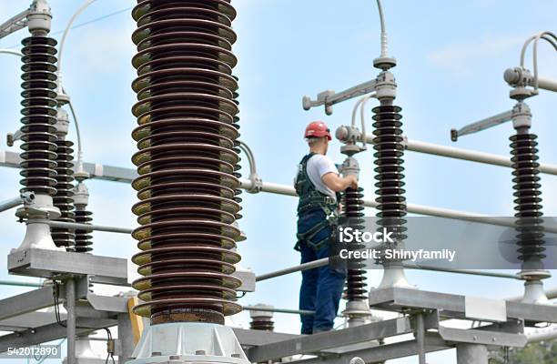 Elektriker Arbeitet Im Umspannwerk Stockfoto und mehr Bilder von Stromleitung - Stromleitung, Elektrizität, Umspannwerk