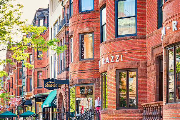 newbury street quartiere dello shopping di boston, massachusetts, stati uniti - back bay immagine foto e immagini stock