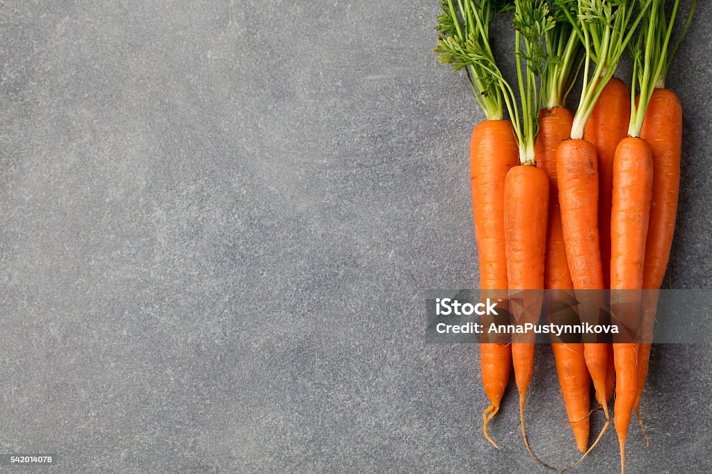 Carroças frescas em um fundo de pedra cinza Copiar espaço - Foto de stock de Cenoura royalty-free