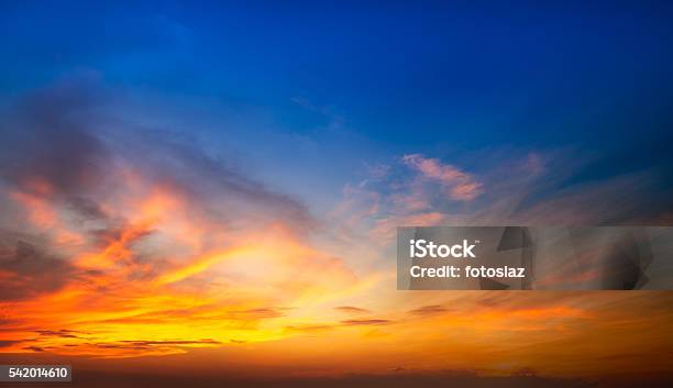 Foto de Desfoque Suave E Luz Do Sol e mais fotos de stock de Céu - Fenômeno natural - Céu - Fenômeno natural, Pôr-do-sol, Laranja - Descrição de Cor