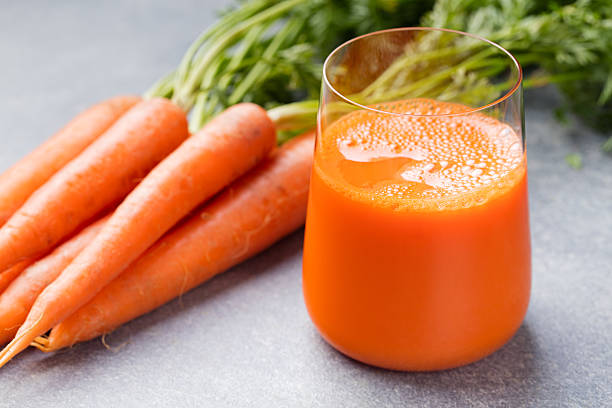 jugo de zanahoria en vaso y zanahorias frescas alimentos saludables - foods and drinks lifestyles horizontal household equipment fotografías e imágenes de stock