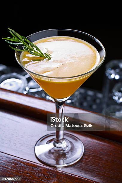 Pfirsich Limonade Martini Cocktail Stockfoto und mehr Bilder von Alkoholisches Getränk - Alkoholisches Getränk, Alkoholismus, Ananas