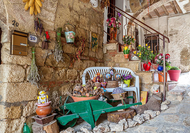 montepulciano, itália - 26 de agosto de 2013 : decorado fachada da casa. - villa italian culture facade ornamental garden imagens e fotografias de stock