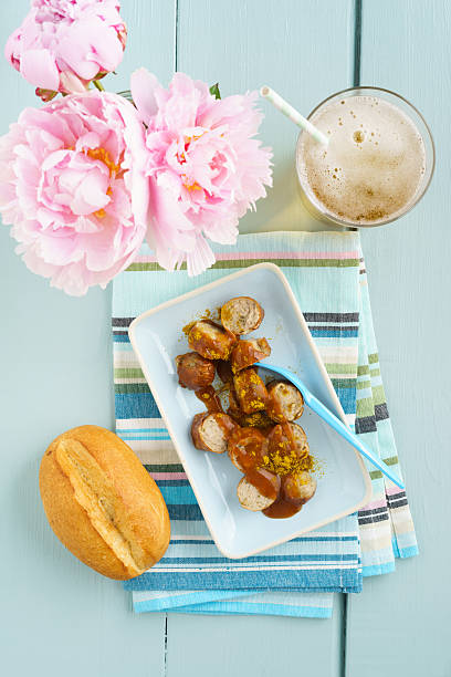 currywurst con rotolo di pane - ginger drink alcohol drinking straw foto e immagini stock